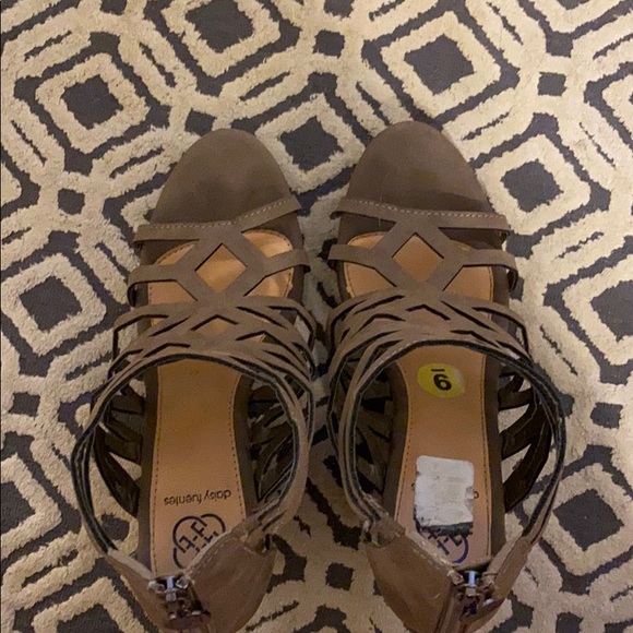 Daisy Fuentes Wedges - Picture 2 of 4